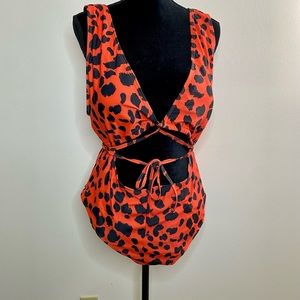 Plus size leopard tie front monokini swimsuit (1pc). Sz: 3Xl